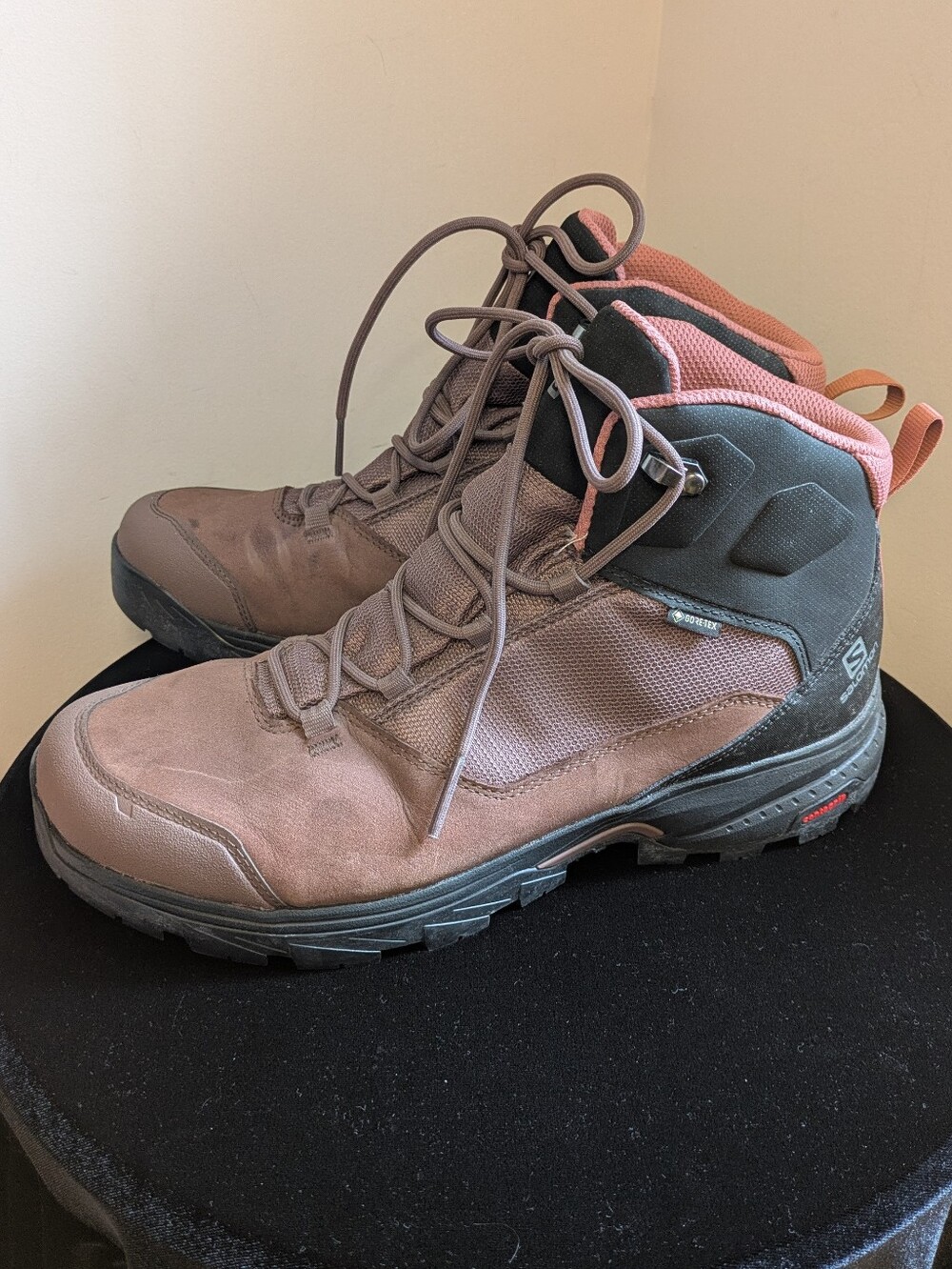 Saloman Women's Outward Gore-Tex Walking & Hiking Outdoor Boots Size 10.5